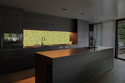 Veredeln Sie Ihre Küche mit leuchtenden Glasmosaikflächen