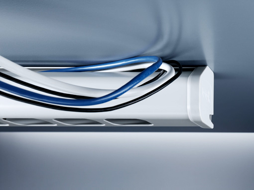 Kabel in den Kabelbändiger einlegen